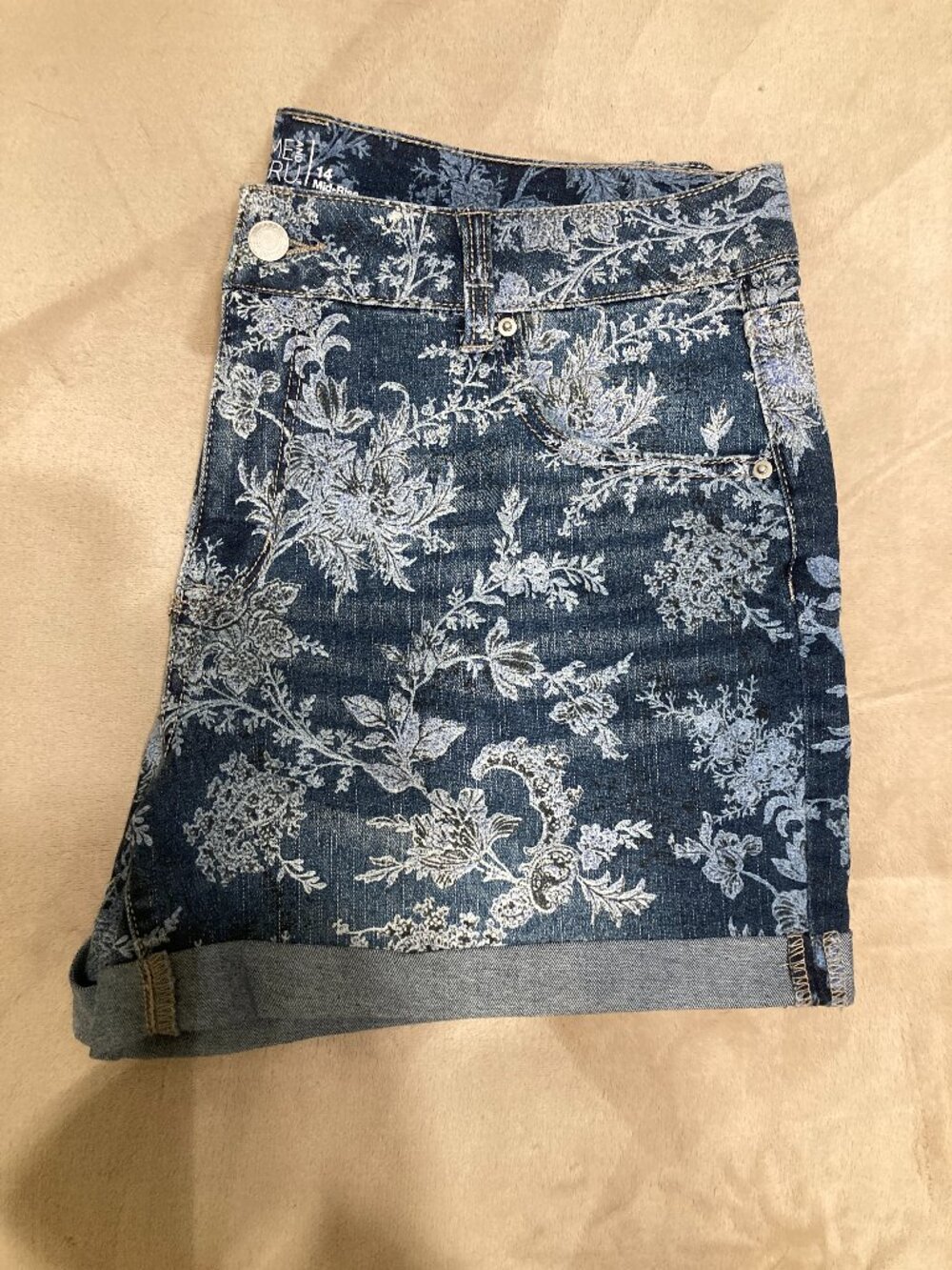 Time and Tru Women's Mid Rise Cuffed 4" Blue Floral Denim Short Size 14 NWOT!